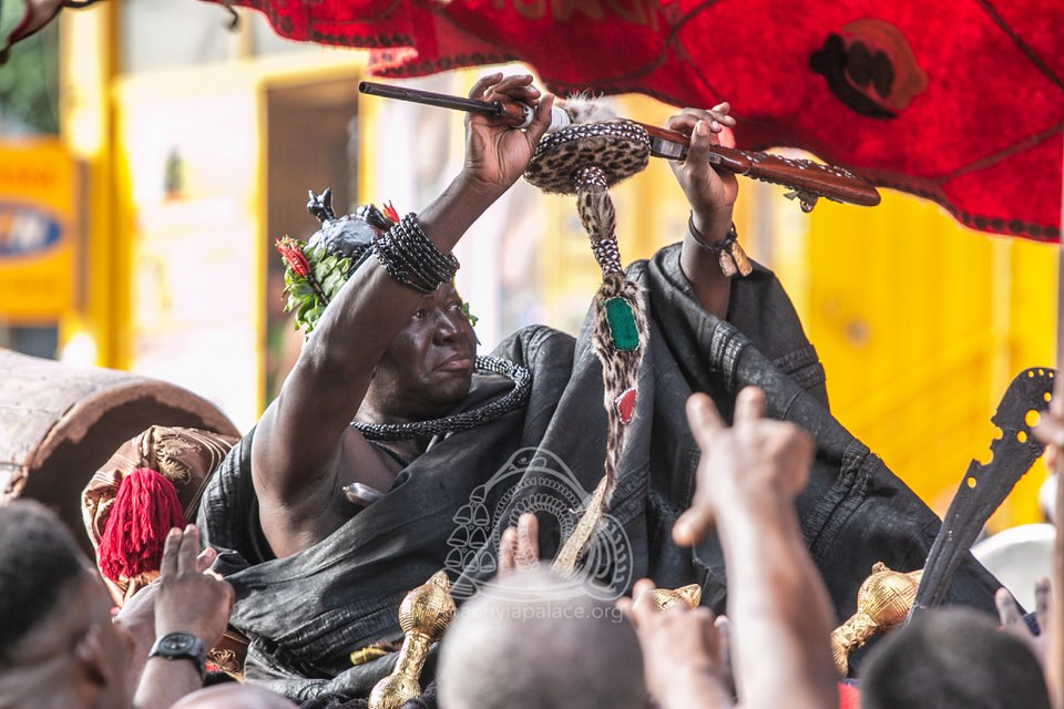 Otumfuo Osei Tutu II dancing at the Manshia Palace